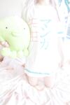 Gadis sekolah kontras kampus hijau "Momo Momo" Wada Sagiri dan pen cat air