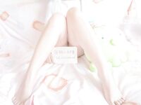 Gadis sekolah kontras kampus hijau "Momo Momo" Wada Sagiri dan pen cat air