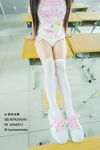 緑のキャンパスコントラストの女子校生「もももも」がキャンパスで露出