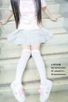 緑のキャンパスコントラストの女子校生「もももも」がキャンパスで露出