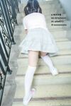 緑のキャンパスコントラストの女子校生「もももも」がキャンパスで露出