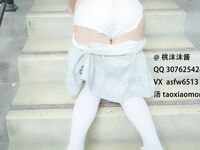 緑のキャンパスコントラストの女子校生「もももも」がキャンパスで露出