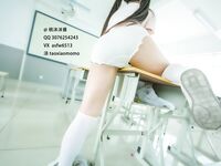 緑のキャンパスコントラストの女子校生「もももも」がキャンパスで露出