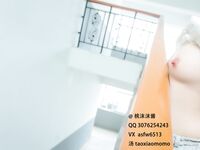 緑のキャンパスコントラストの女子校生「もももも」がキャンパスで露出