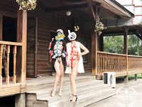 顶级调教大神『帝都金领S』最新调教视频，双飞姐妹花商场露出人前调教，别人眼里的女神在金主面前就是条小母狗