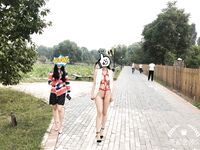 顶级调教大神『帝都金领S』最新调教视频，双飞姐妹花商场露出人前调教，别人眼里的女神在金主面前就是条小母狗