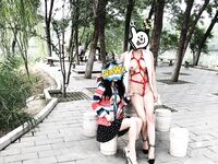 顶级调教大神『帝都金领S』最新调教视频，双飞姐妹花商场露出人前调教，别人眼里的女神在金主面前就是条小母狗