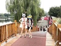 顶级调教大神『帝都金领S』最新调教视频，双飞姐妹花商场露出人前调教，别人眼里的女神在金主面前就是条小母狗