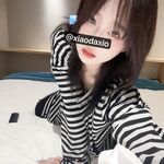 白嫩清純蘿莉小母狗『小噠Xio』剛穿好小裙子准備出門被哥哥看到了 結果被抓到鏡子面前一頓操，小狗被操得嗷嗷叫