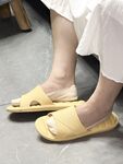 คนดังใน Twitter ชื่อดัง "Girlfriend's Cotton Socks" แบ่งปันภรรยาแสนหวานของเขาโดยสวมกางเกงโยคะและถุงเท้าสีขาว เธอมีเซ็กส์จากด้านหลังหน้าต่างในระหว่างวัน ขณะทำแบบนั้น เธอเปิดม่านและปล่อยให้หน้าอกของเธอแกว่งไปนอกหน้าต่าง