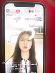 Chủ nhân [caihuaxiaothief], một con chó cái nhỏ được nuôi nhốt và một cô gái trẻ mảnh mai, lolita, dẫn con chó cái nhỏ vào phòng 3P cùng với bạn bè của mình, để lộ mặt và xuất tinh vào bên trong cô ấy! Xeton trẻ rất tốt