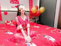 海角社区乱伦大神【会喷水的亲姐姐】最新作内射了「新婚之夜」的秀禾姐姐，还爆插了她的菊花，各种姿势潮喷