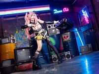 B站【Yiko湿润兔咬一口兔娘】最新『妮可三百窟』Shake it 双视角骚舞SM捆绑很顶