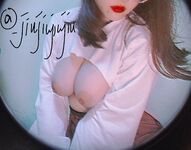 最新10月無水印訂閱！推特清純甜美巨乳女神【宮本山酒】最新福利，揉捏波霸，道具紫薇花心粉嫩，母狗屬性拉滿