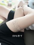 오만한 아내 주인 '푸딩'의 화끈한 아내의 스타킹 발이 다른 남자의 허리를 감싸고 있다. 성기가 너무 단단해서 창녀가 콘돔 없이 사정을 할까봐 겁이 난다.