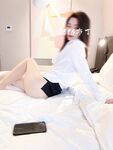 오만한 아내 주인 '푸딩'의 화끈한 아내의 스타킹 발이 다른 남자의 허리를 감싸고 있다. 성기가 너무 단단해서 창녀가 콘돔 없이 사정을 할까봐 겁이 난다.