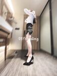 오만한 아내 주인 '푸딩'의 화끈한 아내의 스타킹 발이 다른 남자의 허리를 감싸고 있다. 성기가 너무 단단해서 창녀가 콘돔 없이 사정을 할까봐 겁이 난다.