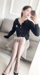 오만한 아내 주인 '푸딩'의 화끈한 아내의 스타킹 발이 다른 남자의 허리를 감싸고 있다. 성기가 너무 단단해서 창녀가 콘돔 없이 사정을 할까봐 겁이 난다.