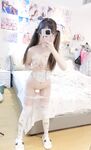Cô bé loli ngây thơ "Little Pink Bun" bị anh trai kéo tóc đuôi ngựa và đụ từ phía sau. Cặp mông to của cô ấy hoàn toàn tự động. Cô ấy nhìn vào gương phản chiếu trước mặt và bị đụ từ phía sau ... thật đáng xấu hổ.