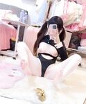Cô bé loli ngây thơ "Little Pink Bun" bị anh trai kéo tóc đuôi ngựa và đụ từ phía sau. Cặp mông to của cô ấy hoàn toàn tự động. Cô ấy nhìn vào gương phản chiếu trước mặt và bị đụ từ phía sau ... thật đáng xấu hổ.