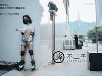 【深夜企划】极品模特【峰不二子】-美穴塞入跳蛋玩滑下体都湿透了男厕帮路人小哥哥解决翘硬肉棒