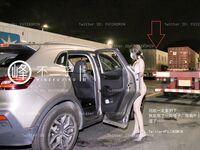 【深夜企劃】極品模特【峰不二子】-馬路中央驚險之旅 全裸露出灌腸噴射 在車流中完成菊穴高潮