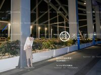 【深夜企劃】極品模特【峰不二子】-馬路中央驚險之旅 全裸露出灌腸噴射 在車流中完成菊穴高潮