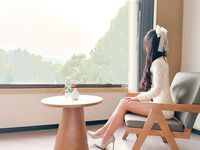 海角社区姐弟乱伦【会喷水的亲姐姐】酒店落地窗前，狂插大姐30岁喷水嫩逼，一幅欠干的骚样子