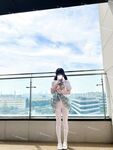 顏值露臉福利女神『優米』第一次在外面尿尿 好像被路過的人看到了 好丟人嗚嗚，不小心又高潮了~