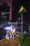 【深夜企划】极品模特【理万姬】-雨夜小黄车真空骑行雪白娇躯美臀翘乳嫩穴一览无余