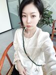 안경을 보여주는 아내@彤彤好