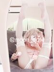 화이트 타이거 핑크 홀 로리 폭스 본 moon_qqm이 야외에서 하얀 주스를 자위하며 겁쟁이를 노출시킨다