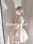 화이트 타이거 핑크 홀 로리 폭스 본 moon_qqm이 야외에서 하얀 주스를 자위하며 겁쟁이를 노출시킨다