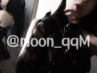 화이트 타이거 핑크 홀 로리 폭스 본 moon_qqm이 야외에서 하얀 주스를 자위하며 겁쟁이를 노출시킨다