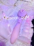 화이트 타이거 핑크 홀 로리 폭스 본 moon_qqm이 야외에서 하얀 주스를 자위하며 겁쟁이를 노출시킨다