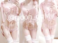 화이트 타이거 핑크 홀 로리 폭스 본 moon_qqm이 야외에서 하얀 주스를 자위하며 겁쟁이를 노출시킨다