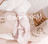 화이트 타이거 핑크 홀 로리 폭스 본 moon_qqm이 야외에서 하얀 주스를 자위하며 겁쟁이를 노출시킨다