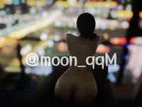 白虎粉穴萝莉『狐骨moon_qqM』户外露出超嫩小穴自慰出白浆，肥嫩一线天白虎嫩B渴望被大鸡巴爸爸操