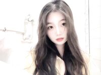 清純で美しい女子高生は多くの人々の憧れの的だが、プライベートでは可愛い顔とは対照的に淫乱なビッチである。