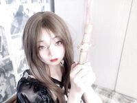 清純で美しい女子高生は多くの人々の憧れの的だが、プライベートでは可愛い顔とは対照的に淫乱なビッチである。