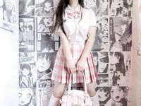 清純で美しい女子高生は多くの人々の憧れの的だが、プライベートでは可愛い顔とは対照的に淫乱なビッチである。