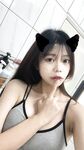 순수하고 예쁜 여고생, 몰래 음란물 흘리며 쪼그리고 앉아 눈을 굴리고 혀를 내밀고 퍼시를 벌리고 가슴과 얼굴을 문지르며 셀카를 찍는다