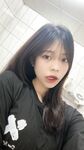 순수하고 예쁜 여고생, 몰래 음란물 흘리며 쪼그리고 앉아 눈을 굴리고 혀를 내밀고 퍼시를 벌리고 가슴과 얼굴을 문지르며 셀카를 찍는다