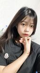 순수하고 예쁜 여고생, 몰래 음란물 흘리며 쪼그리고 앉아 눈을 굴리고 혀를 내밀고 퍼시를 벌리고 가슴과 얼굴을 문지르며 셀카를 찍는다