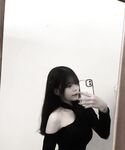 순수하고 예쁜 여고생, 몰래 음란물 흘리며 쪼그리고 앉아 눈을 굴리고 혀를 내밀고 퍼시를 벌리고 가슴과 얼굴을 문지르며 셀카를 찍는다