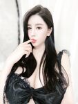 漫画身材颜值巨乳【猪小七】260万粉博主,奶比头还大，人间极品尤物