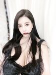 漫画身材颜值巨乳【猪小七】260万粉博主,奶比头还大，人间极品尤物