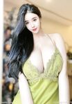 漫画身材颜值巨乳【猪小七】260万粉博主,奶比头还大，人间极品尤物