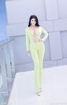 漫画身材颜值巨乳【猪小七】260万粉博主,奶比头还大，人间极品尤物