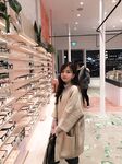Weibo pelajar Kanada Li Tianyi: Auntie Li Tian, perempuan jalang yang cantik dengan senyuman manis, sedang bersetubuh dengan teman lelakinya di dalam bilik hotel. Dia melutut di atas lantai menjilat zakarnya, memeluk kaki dan air mani tanpa kondom. Saya t
